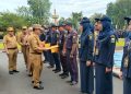 Gubernur Jambi Al Haris menyerahkan SK Pegawai Tidak Tetap di lingkup Dinas PUPR Provinsi Jambi.(foto: dok.ist)