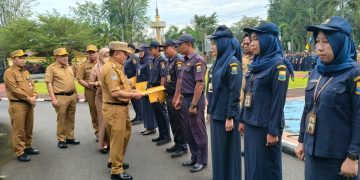 Gubernur Jambi Al Haris menyerahkan SK Pegawai Tidak Tetap di lingkup Dinas PUPR Provinsi Jambi.(foto: dok.ist)